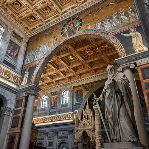 Interior de la Basílica de San Pablo Extramuros en Roma