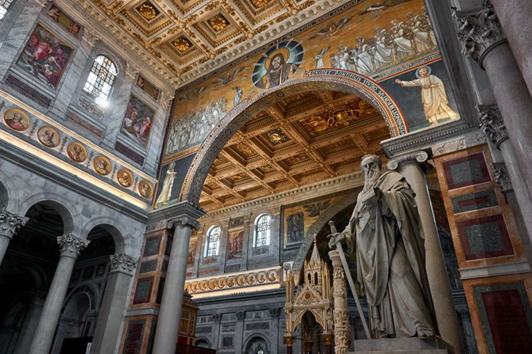 Interno della Basilica di San Paolo fuori le mura a Roma