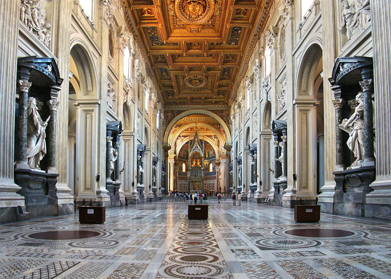Interior de la Basílica de San Juan de Letrán en Roma