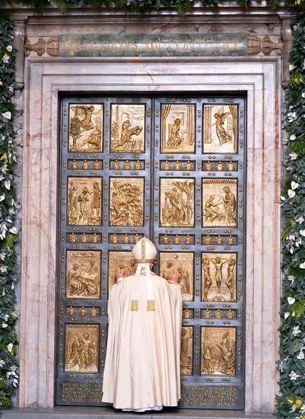 Papa Francesco all'esterno della Porta Santa